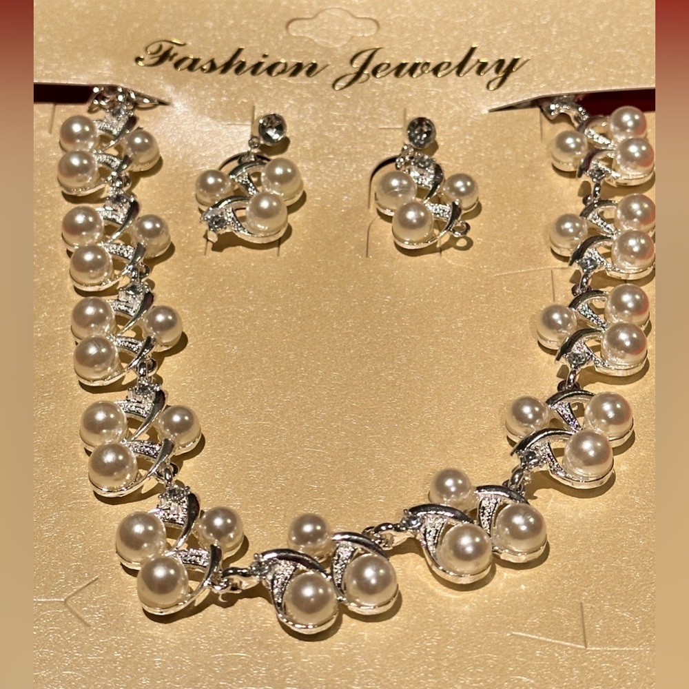 Artificial jewellery set. With white pearls.